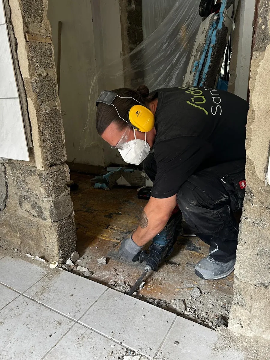 Maler beim Anstrich einer Innenwand