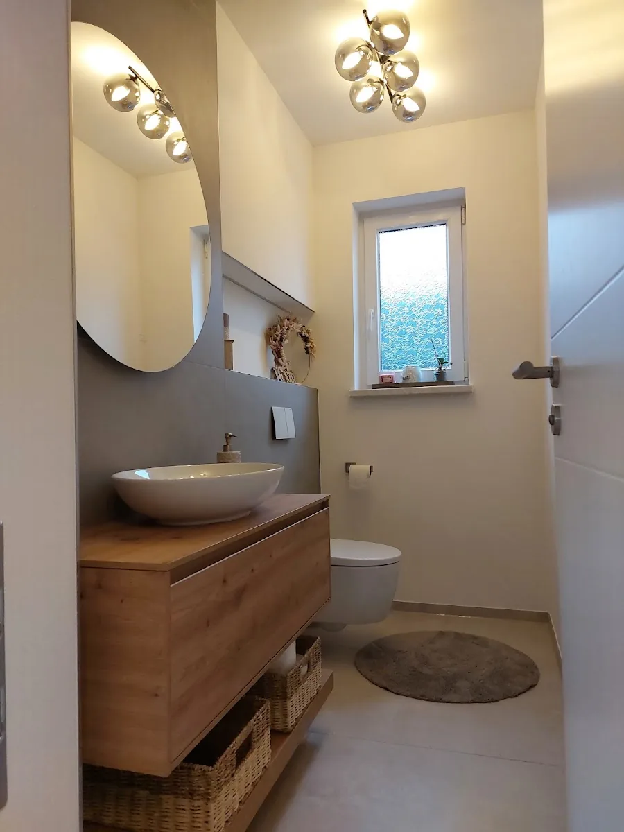 Fertig saniertes Badezimmer mit neuen Fliesen