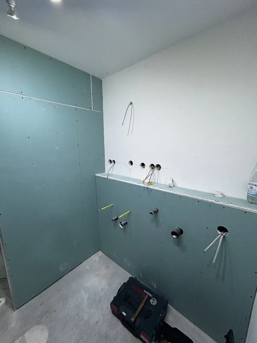 Badezimmer im Rohbauzustand nach dem Rückbau