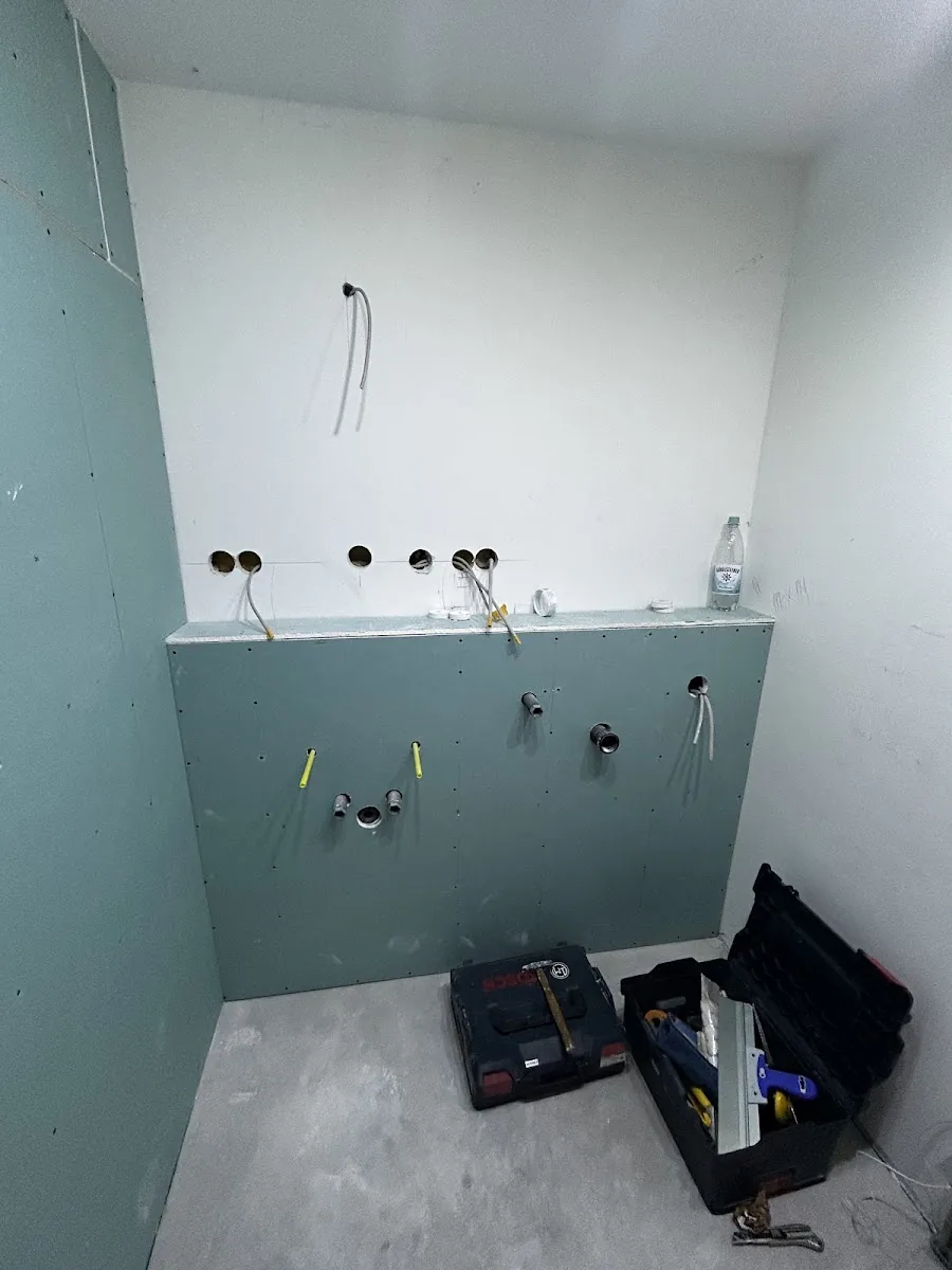 Badezimmer im Rohbauzustand während der Sanierungsarbeiten