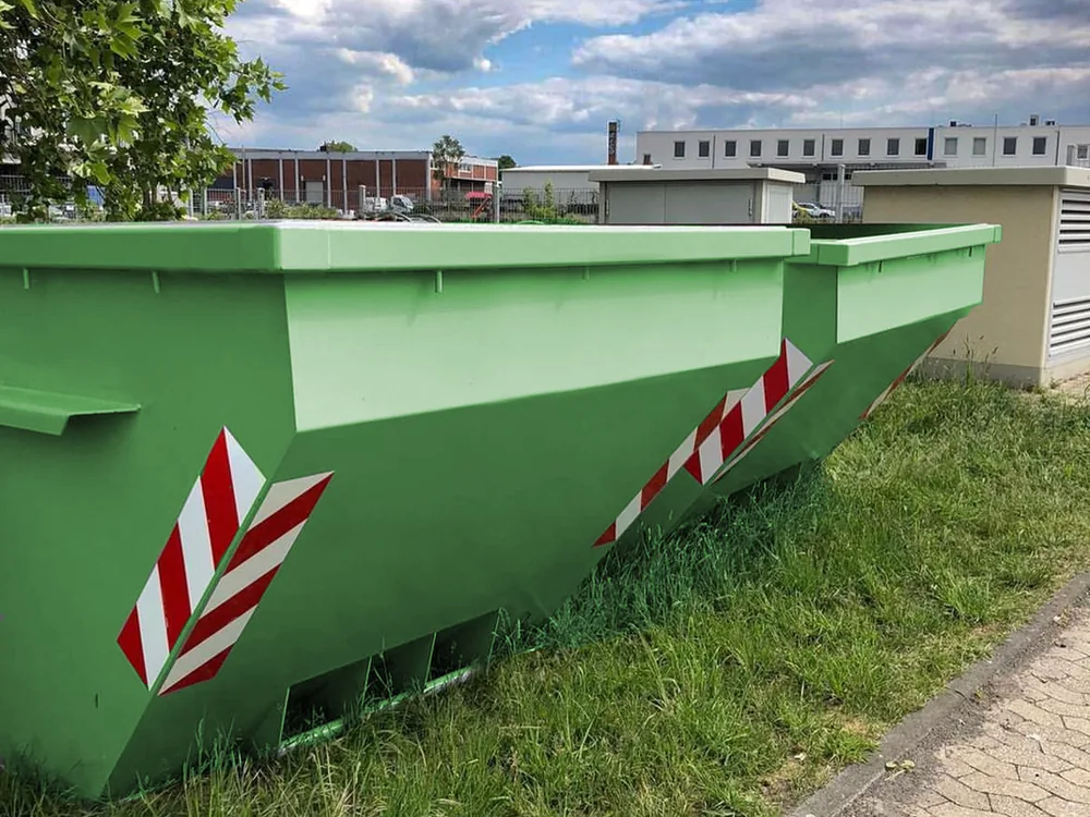 Grüner Absetzcontainer auf einer Baustelle