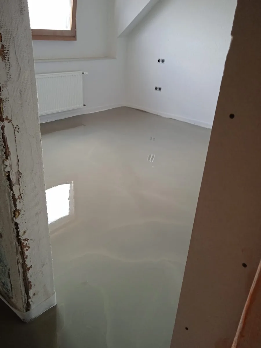 Mit Schutzfolie abgeschotteter Arbeitsbereich in einer Wohnung