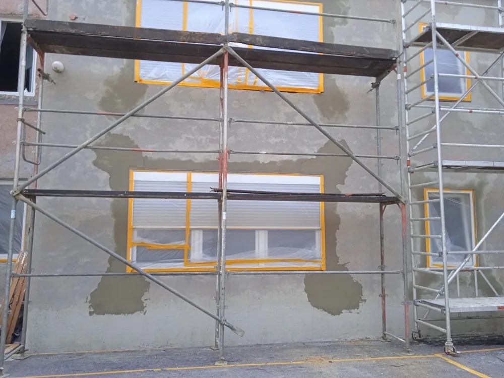 Eingerüstete Hausfassade während der Sanierung