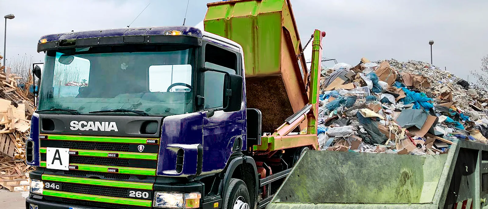 Lkw mit Abrollcontainer bei der Anlieferung