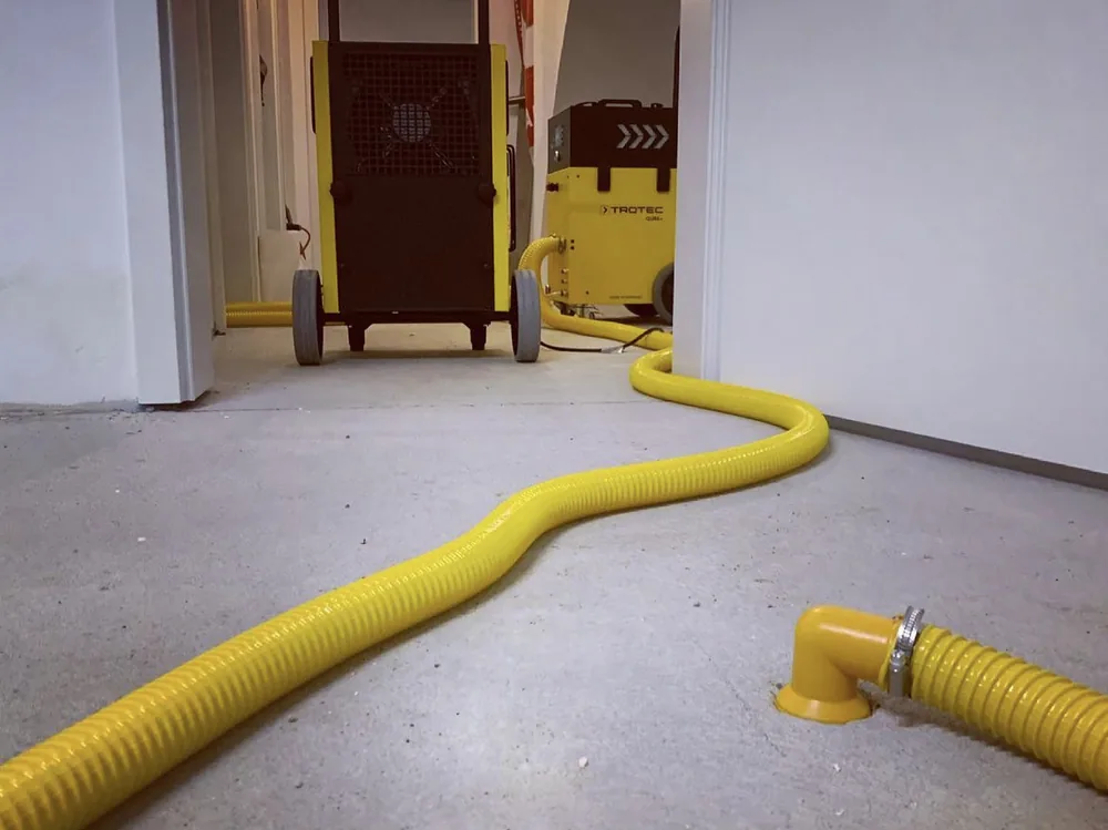 Trocknungsschläuche im Flur einer Wohnung